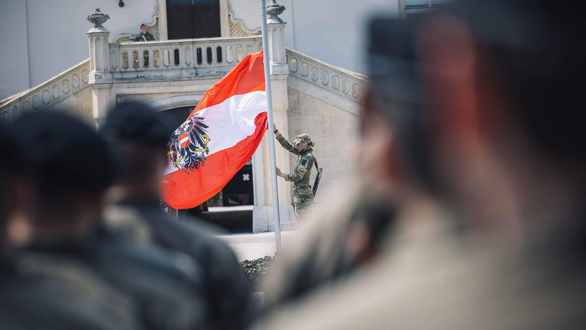 Fähnrich beim Hissen der österreichischen Flagge