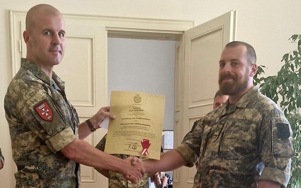 Oberst Dr. Reisner gratuliert Leutnant Gugler zur Beförderung